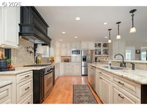 584 N Tomahawk Island Drive Portland OR 97217