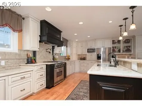 584 N Tomahawk Island Drive Portland OR 97217