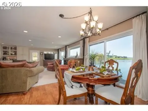 584 N Tomahawk Island Drive Portland OR 97217