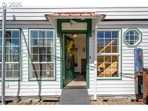 584 N Tomahawk Island Drive Portland OR 97217