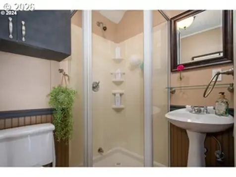 584 N Tomahawk Island Drive Portland OR 97217
