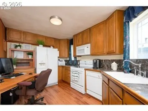 584 N Tomahawk Island Drive Portland OR 97217