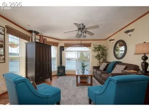 584 N Tomahawk Island Drive Portland OR 97217