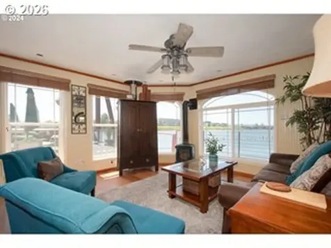 584 N Tomahawk Island Drive Portland OR 97217