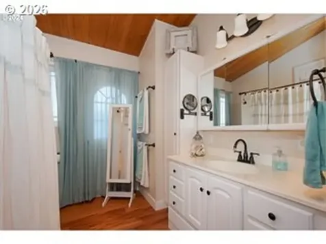 584 N Tomahawk Island Drive Portland OR 97217