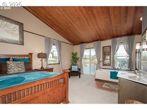 584 N Tomahawk Island Drive Portland OR 97217