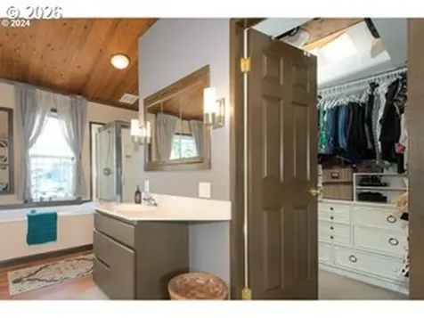 584 N Tomahawk Island Drive Portland OR 97217