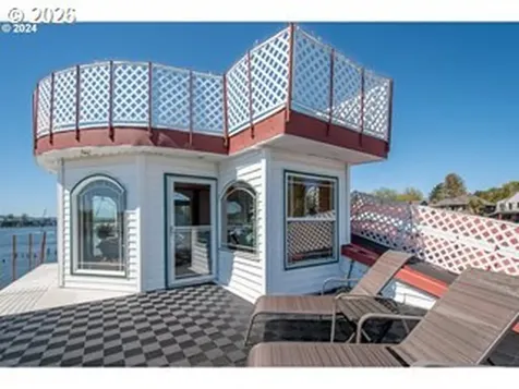 584 N Tomahawk Island Drive Portland OR 97217