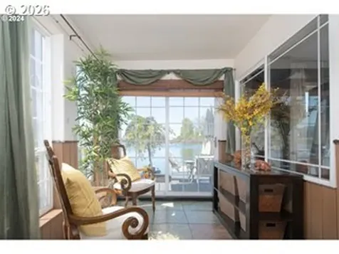 584 N Tomahawk Island Drive Portland OR 97217