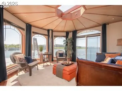584 N Tomahawk Island Drive Portland OR 97217