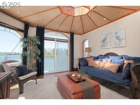 584 N Tomahawk Island Drive Portland OR 97217