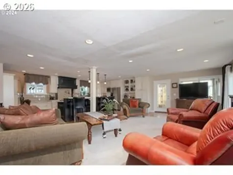 584 N Tomahawk Island Drive Portland OR 97217