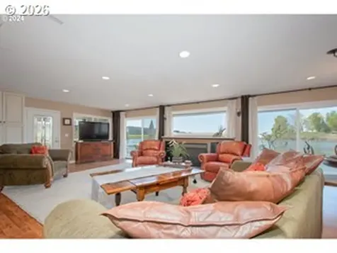 584 N Tomahawk Island Drive Portland OR 97217