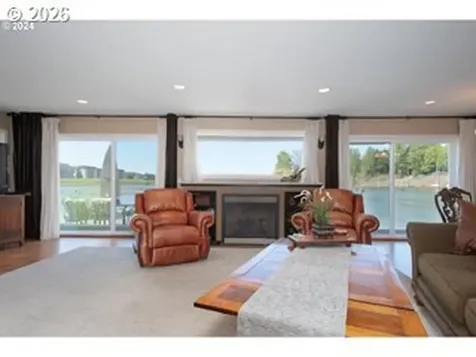 584 N Tomahawk Island Drive Portland OR 97217