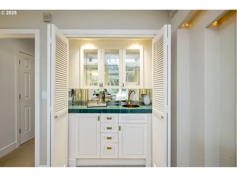 2983 SW Canterbury Lane Portland OR 97205