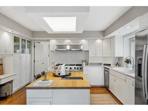 2983 SW Canterbury Lane Portland OR 97205