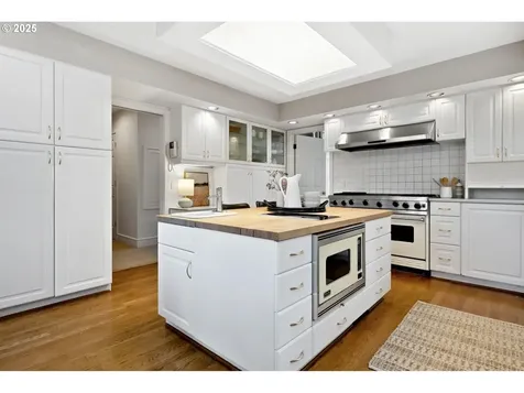 2983 SW Canterbury Lane Portland OR 97205