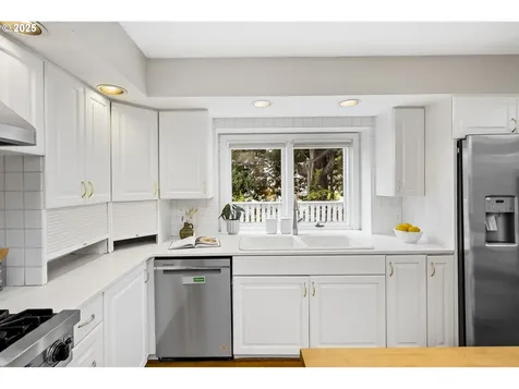 2983 SW Canterbury Lane Portland OR 97205