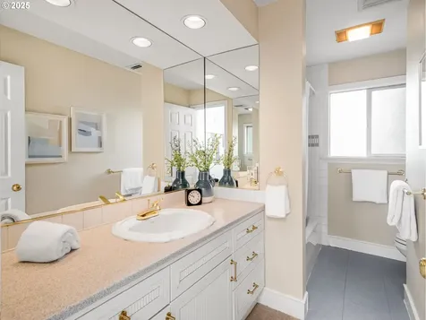 2983 SW Canterbury Lane Portland OR 97205
