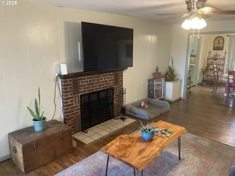 750 Lasalle Street Harrisburg OR 97446