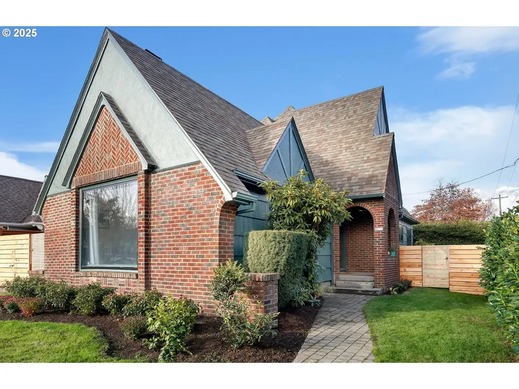4621 NE Royal Court Portland OR 97213