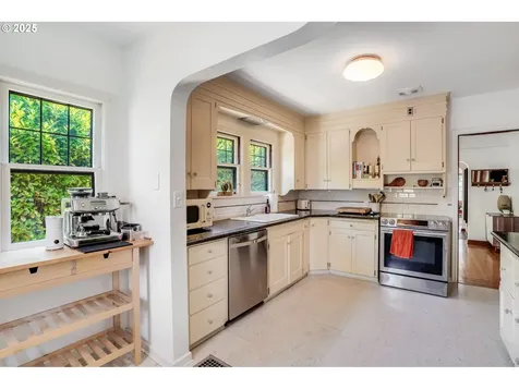 4621 NE Royal Court Portland OR 97213