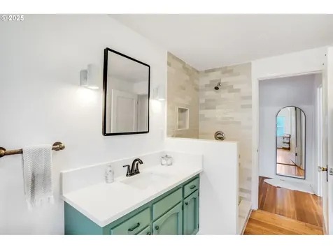 4621 NE Royal Court Portland OR 97213