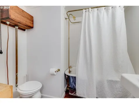 4621 NE Royal Court Portland OR 97213