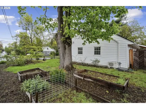 8806 SE Taylor Street Portland OR 97216
