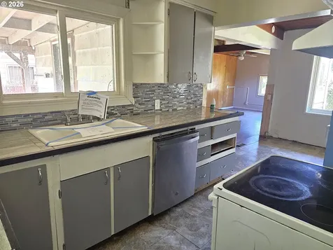748 SE 112th Avenue Portland OR 97216