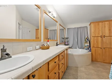 5120 NW Broad Street Roseburg OR 97471