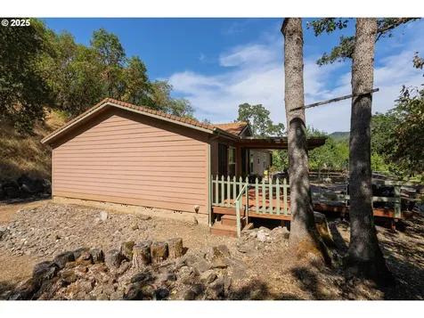 5120 NW Broad Street Roseburg OR 97471