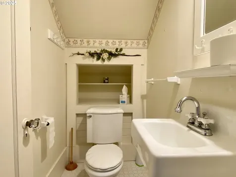 563 Niagara Avenue Astoria OR 97103