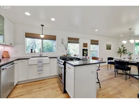 9532 SW Boones Ferry Road Portland OR 97219