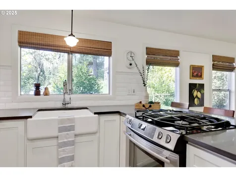 9532 SW Boones Ferry Road Portland OR 97219