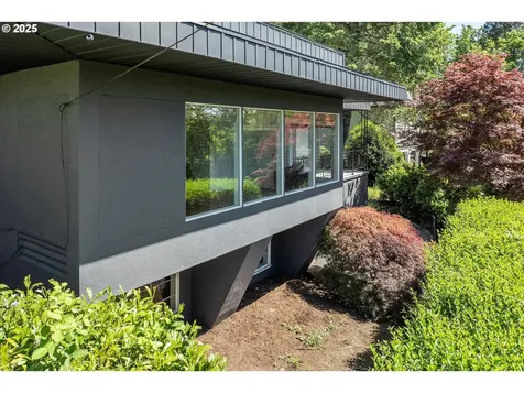 9532 SW Boones Ferry Road Portland OR 97219