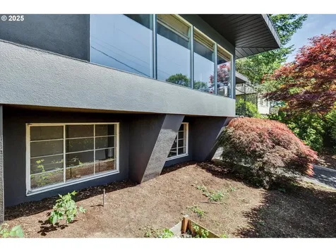 9532 SW Boones Ferry Road Portland OR 97219