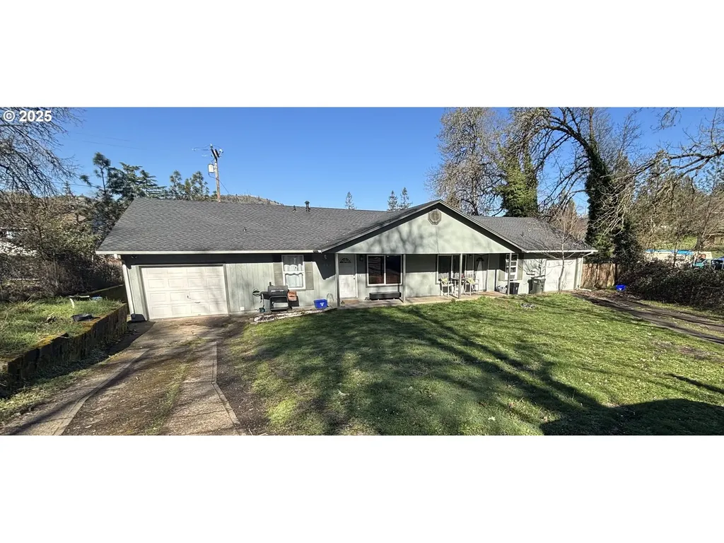 1854 SE Giles Street Roseburg OR 97470