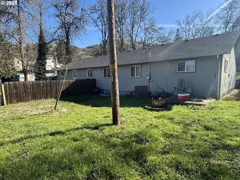 1854 SE Giles Street Roseburg OR 97470