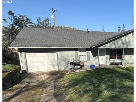 1854 SE Giles Street Roseburg OR 97470