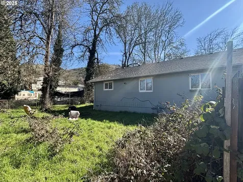 1854 SE Giles Street Roseburg OR 97470