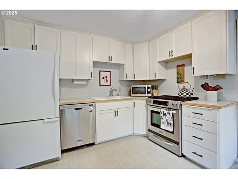 10904 NE Shaver Street Portland OR 97220