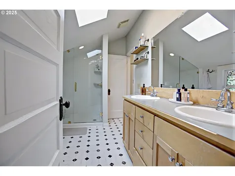 10904 NE Shaver Street Portland OR 97220