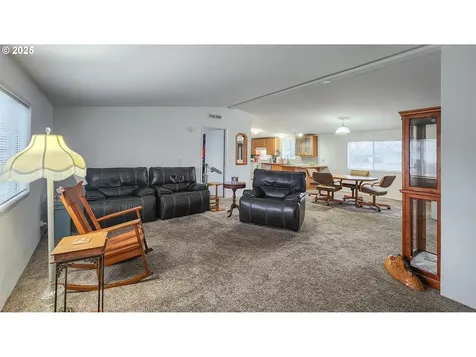 161 S Comstock Avenue Sutherlin OR 97479
