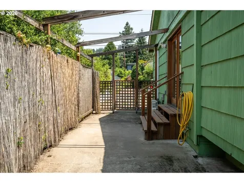 2570 Emerald Street Eugene OR 97403