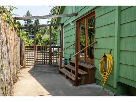 2570 Emerald Street Eugene OR 97403