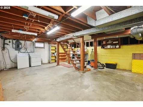 1825 SE Clatsop Street Portland OR 97202