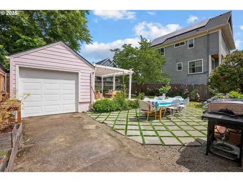 1825 SE Clatsop Street Portland OR 97202