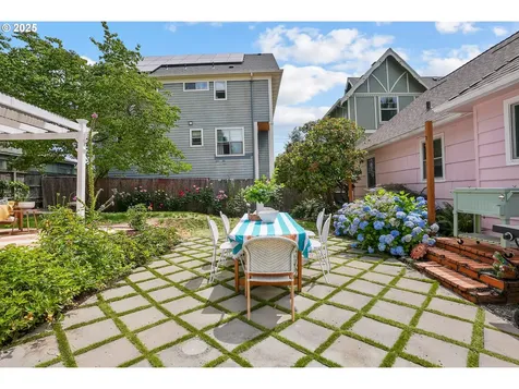 1825 SE Clatsop Street Portland OR 97202