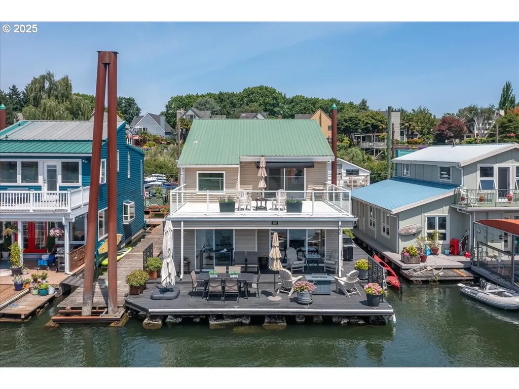 460 N Tomahawk Island Drive Portland OR 97217